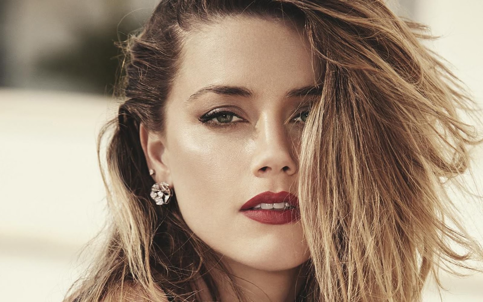 Amber Heard HD Images and Wallpapers - Hollywood Actress