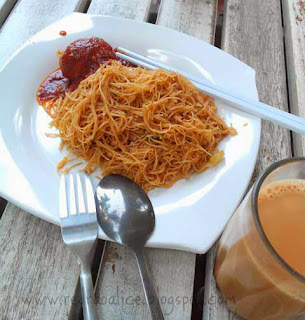 Food lover, foodgasm, Malaysian Cuisine, Malaysian Food, Best food in Malaysia, Travel to Malaysia, What to eat in Malaysia, Sambal Telur, Vermecelli noodles, Mee hoon, Food bloggers in Pakistan, Teh tarik, Milk Tea