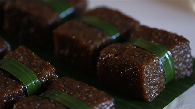 Kue wajik ketan hitam sering disajikan sebagai hidangan penutup atau camilan tradisional pada berbagai acara seperti perayaan, pesta, atau saat berkumpul bersama keluarga dan teman. Rasanya yang manis dan tekstur yang kenyal membuatnya menjadi favorit di kalangan pecinta makanan manis.