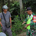 Gianyar – Sukawati, Jumat (25/7/2025) — Semangat membangun desa kembali digaungkan lewat program TNI Manunggal Membangun Desa (TMMD) ke-125 Kodim 1616/Gianyar yang digelar di Desa Batuan, Kecamatan Sukawati. Salah satu proyek vital yang tengah dikebut adalah pembangunan tower reservoir air bersih berkapasitas 20.000 liter yang akan melayani distribusi air ke 250 titik saluran di delapan banjar.  Di balik kemajuan proyek ini, terdapat sosok pemimpin lapangan yang penuh dedikasi: Dan SSK TMMD 125, Lettu Cpl I Nyoman Prajana. Dengan gaya kepemimpinan yang tegas namun humanis, ia berhasil menggerakkan personel Satgas TMMD dan masyarakat setempat untuk bekerja secara efektif dan efisien.  “Kami tidak hanya fokus pada pencapaian fisik, tetapi juga pada keterlibatan masyarakat. Gotong royong dan kepercayaan warga adalah kekuatan utama kami,” tegas Lettu Cpl Nyoman Prajana di sela-sela pengecoran pondasi tower.  Di bawah koordinasi Dansatgas TMMD, Letkol Kav Rizal Wijaya, S.H., M.I.P., pembangunan tower air bersih ini tidak sekadar menjadi proyek infrastruktur, namun juga simbol kemanunggalan TNI dengan rakyat. Letkol Rizal menyebut bahwa air bersih adalah kebutuhan dasar dan hak setiap warga.  “TMMD hadir bukan sekadar membangun, tetapi menjawab kebutuhan riil masyarakat dengan pendekatan partisipatif,” ujarnya.  Selama proses pembangunan, Lettu Cpl Prajana secara aktif turun langsung ke lapangan, memantau progres, dan memberikan semangat kepada anggota maupun warga. Pendekatan komunikatifnya membuat masyarakat merasa dihargai dan turut memiliki tanggung jawab terhadap keberhasilan proyek ini.  Program TMMD ke-125 ini juga mencerminkan strategi pembangunan berkelanjutan yang melibatkan semua unsur—dari TNI, pemerintah daerah, hingga masyarakat akar rumput. Dengan target rampung tepat waktu, tower air bersih ini diharapkan bisa menjawab persoalan distribusi air di Desa Batuan yang selama ini menjadi tantangan.  Melalui peran aktif Dan SSK yang solid dan kepemimpinan di lapangan yang kuat, TMMD 125 menunjukkan bahwa pembangunan desa bisa dicapai dengan semangat kolektif dan sinergi yang kokoh antara TNI dan rakyat.  (Pendim 1616/Gianyar)