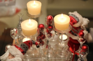 Centro de mesa simples com taças para decorar no Natal