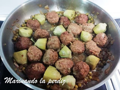 Albóndigas en salsa con alcachofas y guisantes