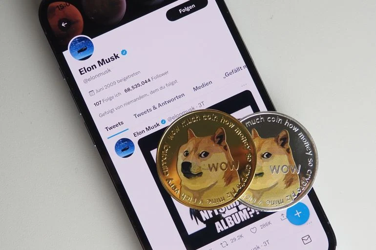 Elon Musk changes the Twitter logo.. Why did the dog replace the bird? And what is Dogecoin A large number of Twitter users saw the "dog" dog symbol instead of the blue bird logo usually used on the platform.    Some users have noticed that the home button in the top corner of their web browsers, which is usually the blue bird icon, has been replaced with a caricature of a Shiba Inu dog.