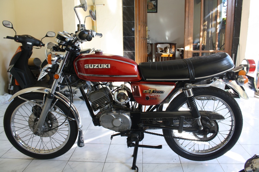 mobil motor antik Suzuki GT 100  CC