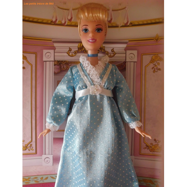 Poupée Barbie Disney : Cendrillon revêtue d'une chemise de nuit de Barbie.