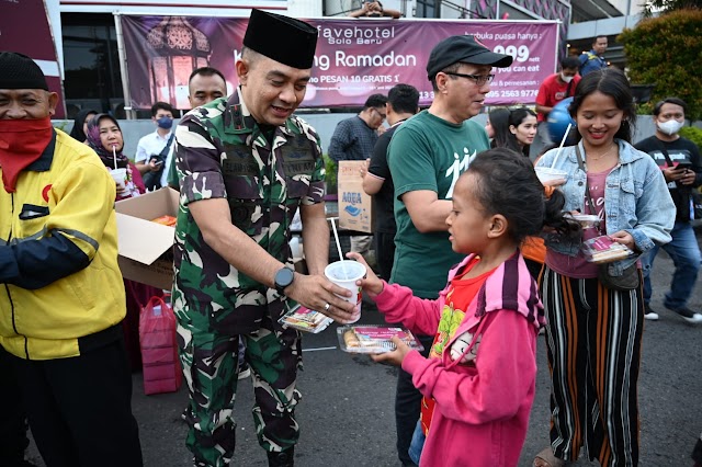 Sambut Pemudik, Dandim 0726/Sukoharjo dan Kapolres Bersama Pegiat Sosial Bagikan Ribuan Tajil 