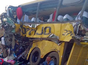 Trator cai de carreta e causa 14 mortes na Bahia