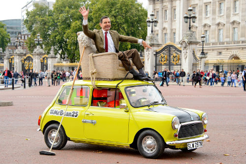 Mr Bean Kembali Pandu Kereta Mini Legendnya Setelah 25 Tahun Berlalu