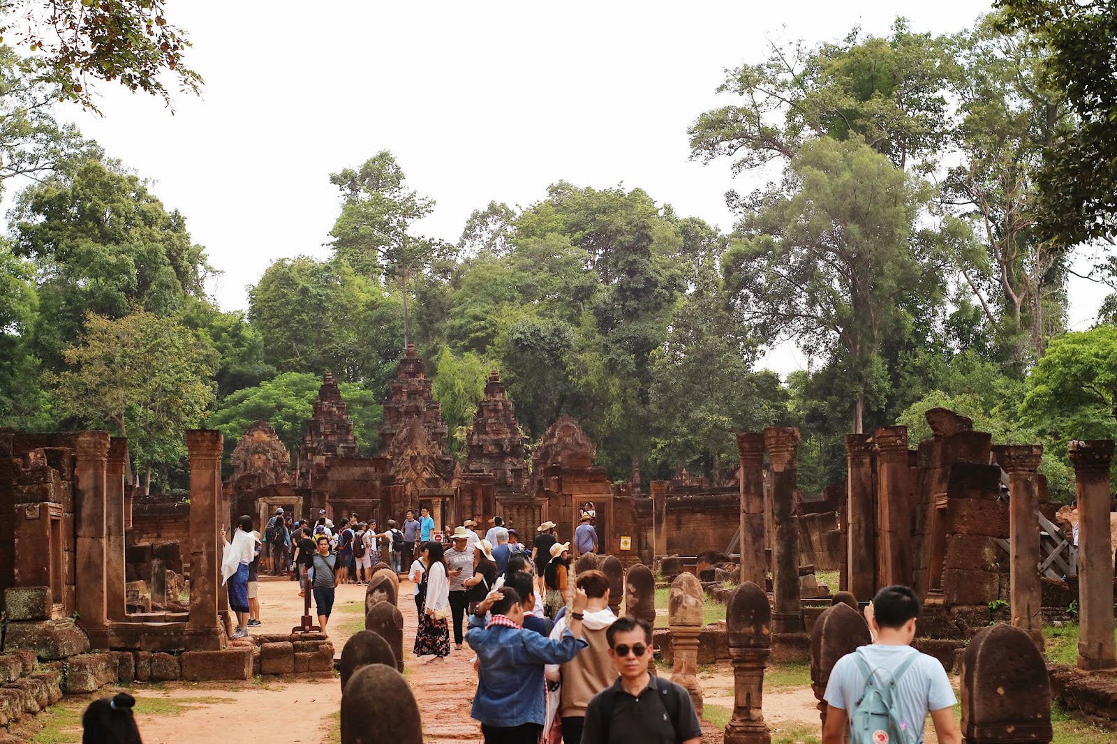 People inside Banteay Srei