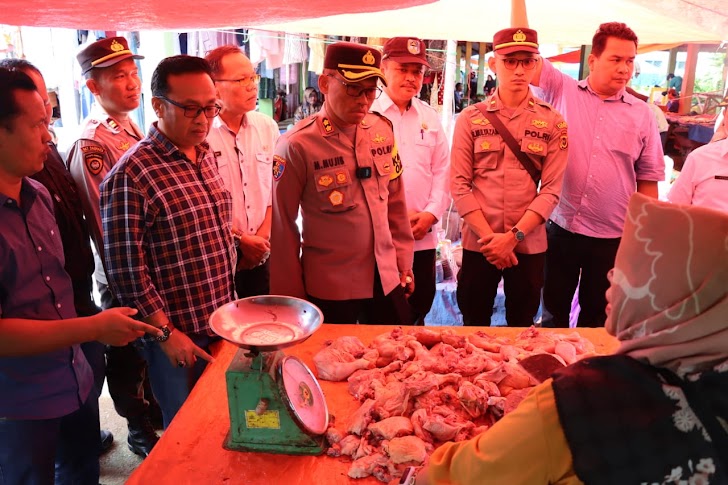 Pastikan Ketersediaan Bahan Pokok Cukup, Kapolres Kerinci Sidak Pasar Sanggaran Agung