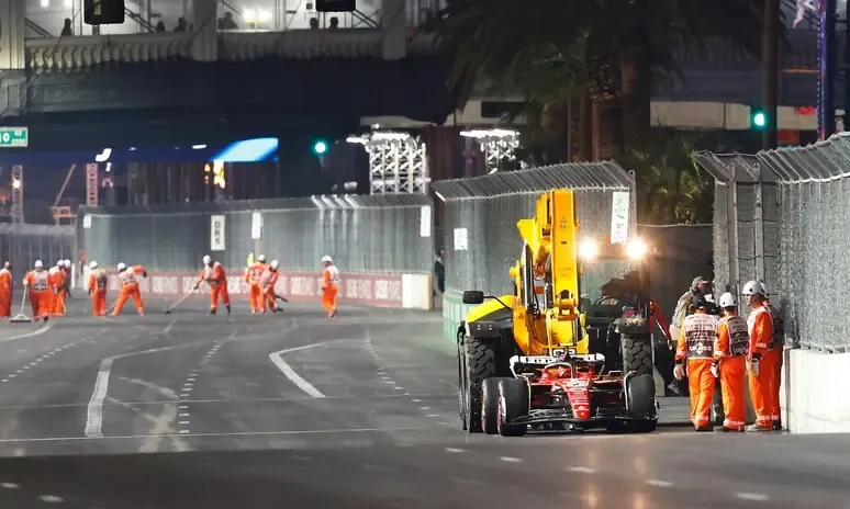 Ferrari di Sainz ferma in pista a Las Vegas