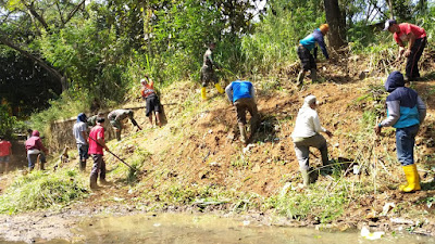 Bersihkan Sungai Cikijing, Satgas Subsektor 21-15 Berhasil Angkat 230 Kg Sampah