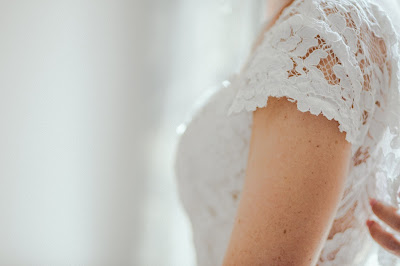 Abrochando el vestido de la novia