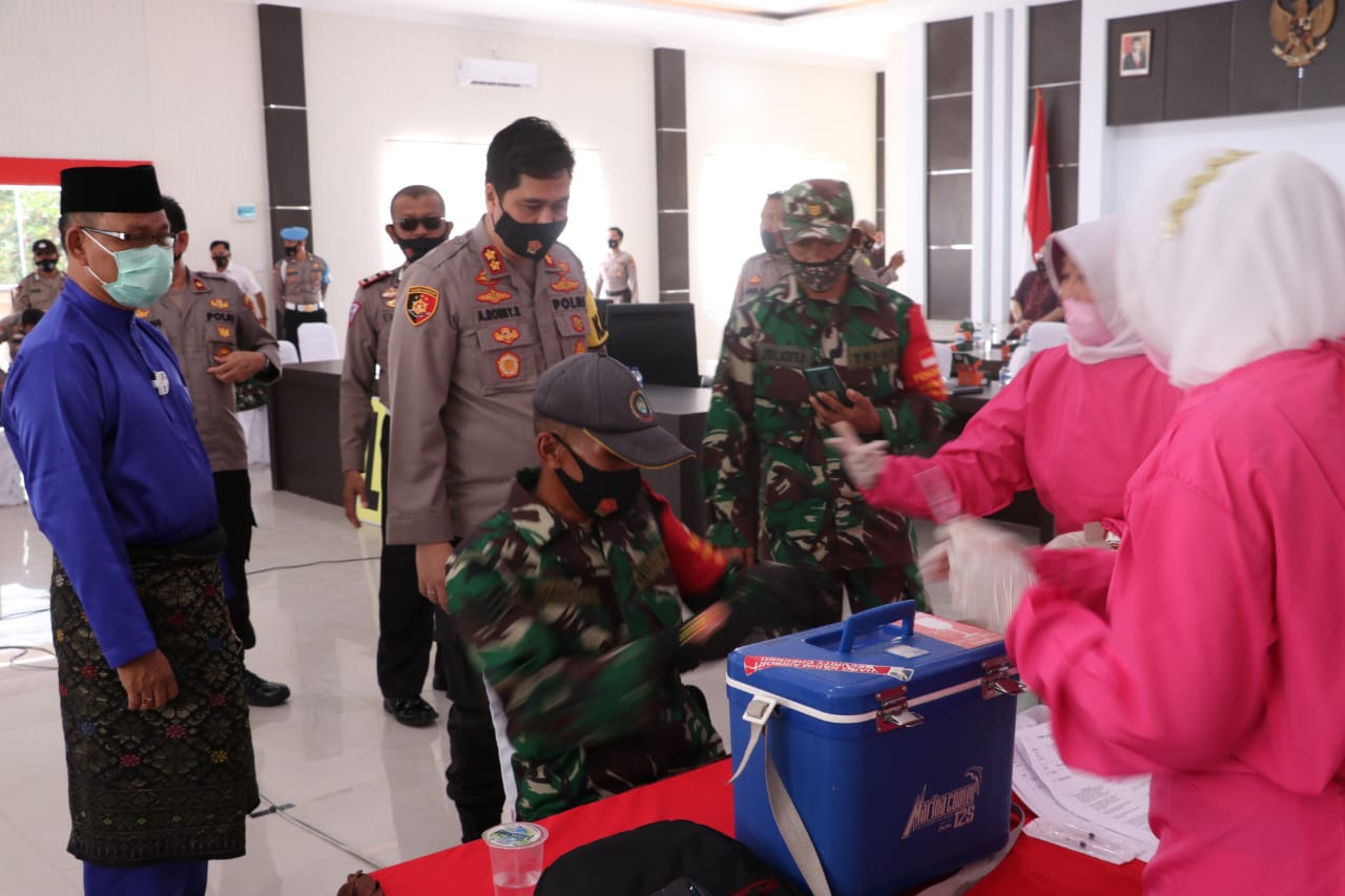 Polres Lingga bersama TNI Mengikuti Vaksinasi Covid-19 Tahap Pertama