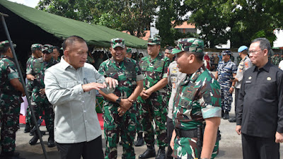 Pangdam II/Sriwijaya dan Letjen TNI (Purn) Lodewijk F Paulus Lepas Satgas Pamtas RI PNG Yonif 143/TWEJ