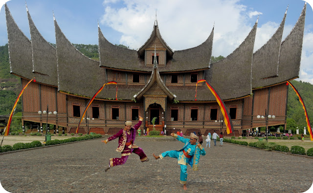 Pendekar Ala Minang Bergaya Di Depan Istano Pagaruyung Bergaya Ala MINANG di Istana Pagaruyung