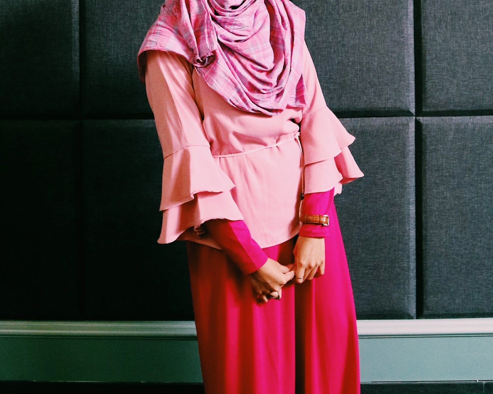 Tren Gaya 68 Perpaduan Warna  Dusty  Pink  Dengan Maroon 