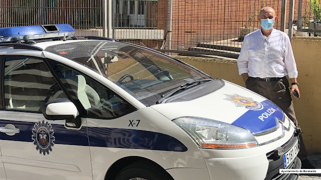 Un coche de Policía y el concejal Ángel Madrazo