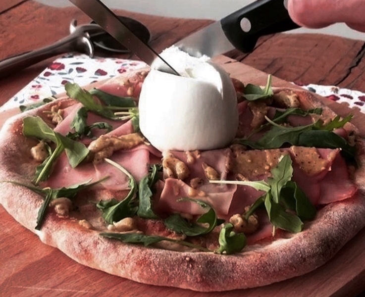 Pizza con mortadela, pesto de pistacho y burrata