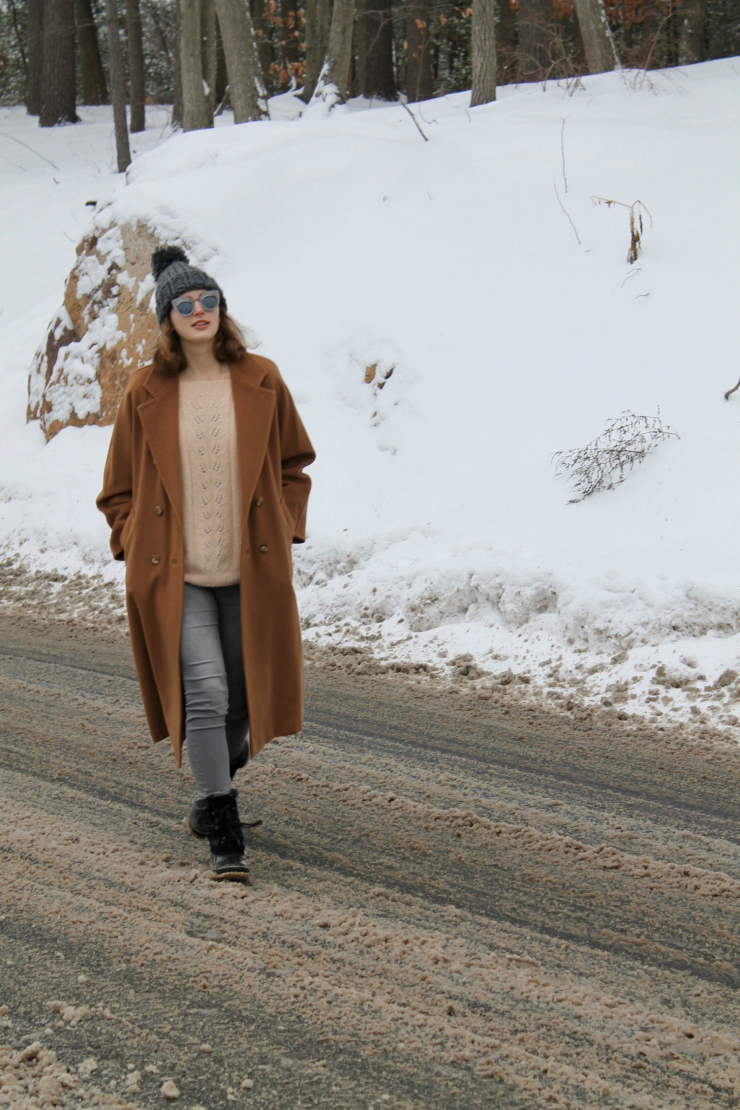 Camel coat, grey beanie and knit winter sweater #fashionblogger #ootd