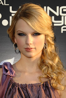 Taylor Swift Long Hairstyle