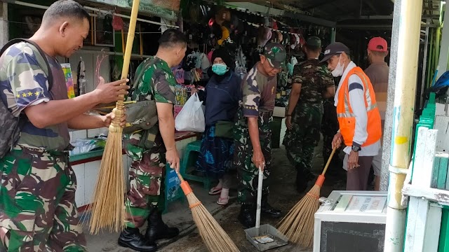 Koramil 01/Banjarmasin Timur dan Masyarakat yang Berdanggang Dipasar Melaksanakan Karya Bakti Guna Mencegah Penyakit Pada Musim Hujan