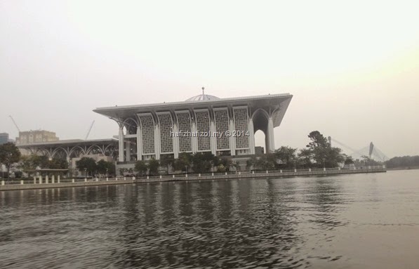 pemandangan masjid besi putrajaya