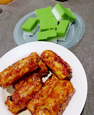 Hidangan Nasi Jagung Dan Kuih Seri Muka Pandan Yang Lazat