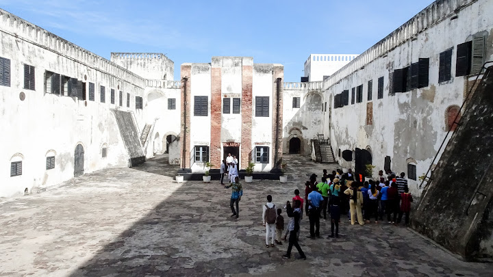 Slaves standing on the courtyard, to be selected.