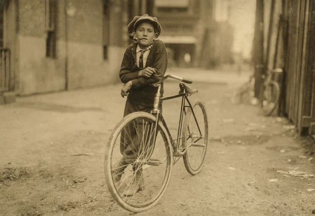 Niños trabajando como mensajeros en bicicleta a principios del siglo XX