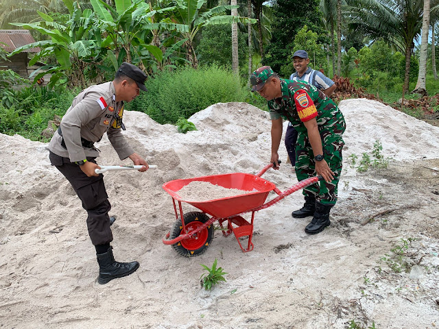 Babinsa Yuniaro Zebua Bantu Masyarakat Bangun Surau di Kampung Air Kicur Kelurahan Bandarsyah