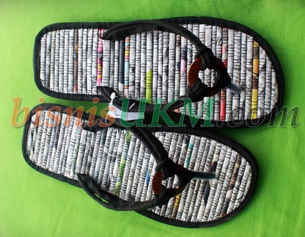 Membuat Sandal  Dari  Koran Bekas 