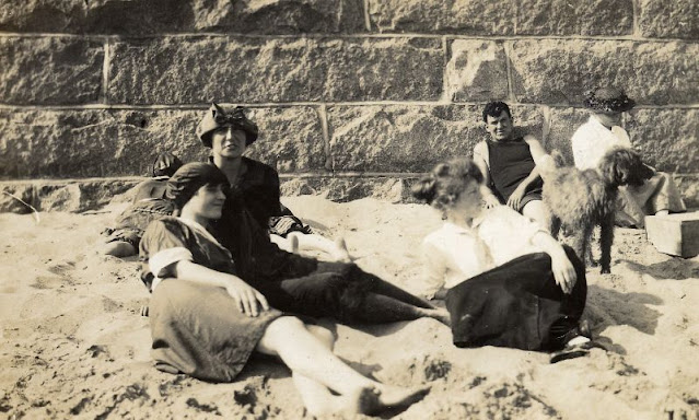 Fotografías de un día en la playa a principios del siglo XX