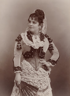 Célestine Galli-Marié, créatrice du rôle-titre de Carmen dans son costume de scène (entre 1875 et 1883)  Atelier NADAR - photo attribuée à Paul NADAR, via Wikimedia Commons