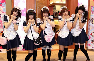 Nhân viên trong một tiệm Maid Café