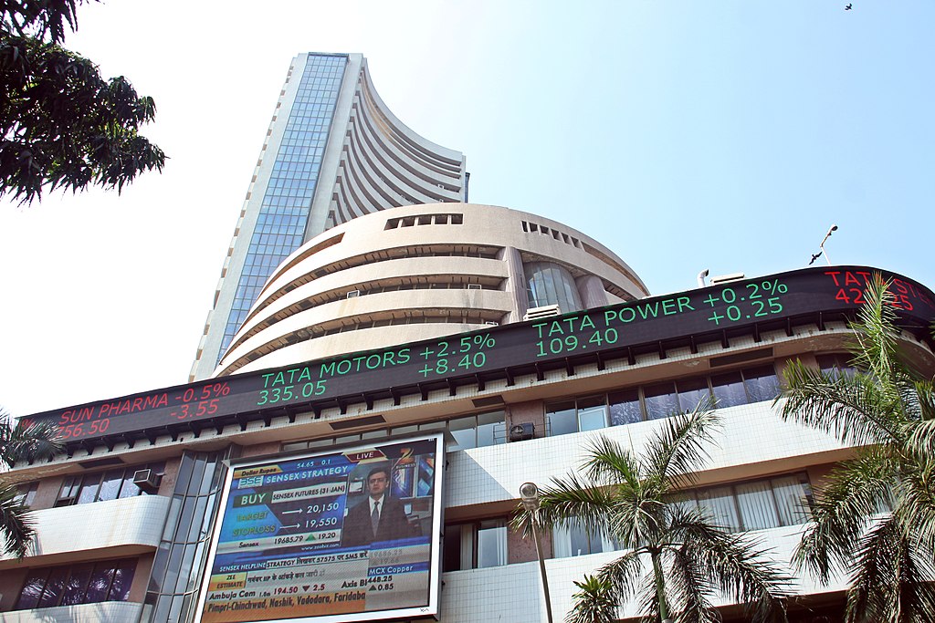 Stock Market में उतार-चढ़ाव: Sensex-Nifty ने शुरुआती बढ़त गंवाई, रुपया रिकॉर्ड निचले स्तर पर