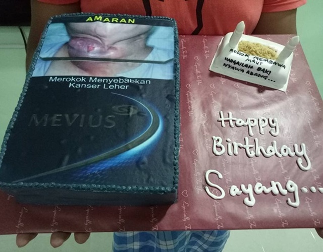 Wanita Ini Hadiahkan Kue Batu Nisan Untuk Ultah Suaminya