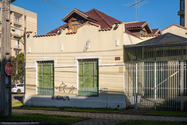 Casa na Rua Almirante Tamandaré, esquina com a Rua Simão Bolivar - fachada para a Simão Bolivar