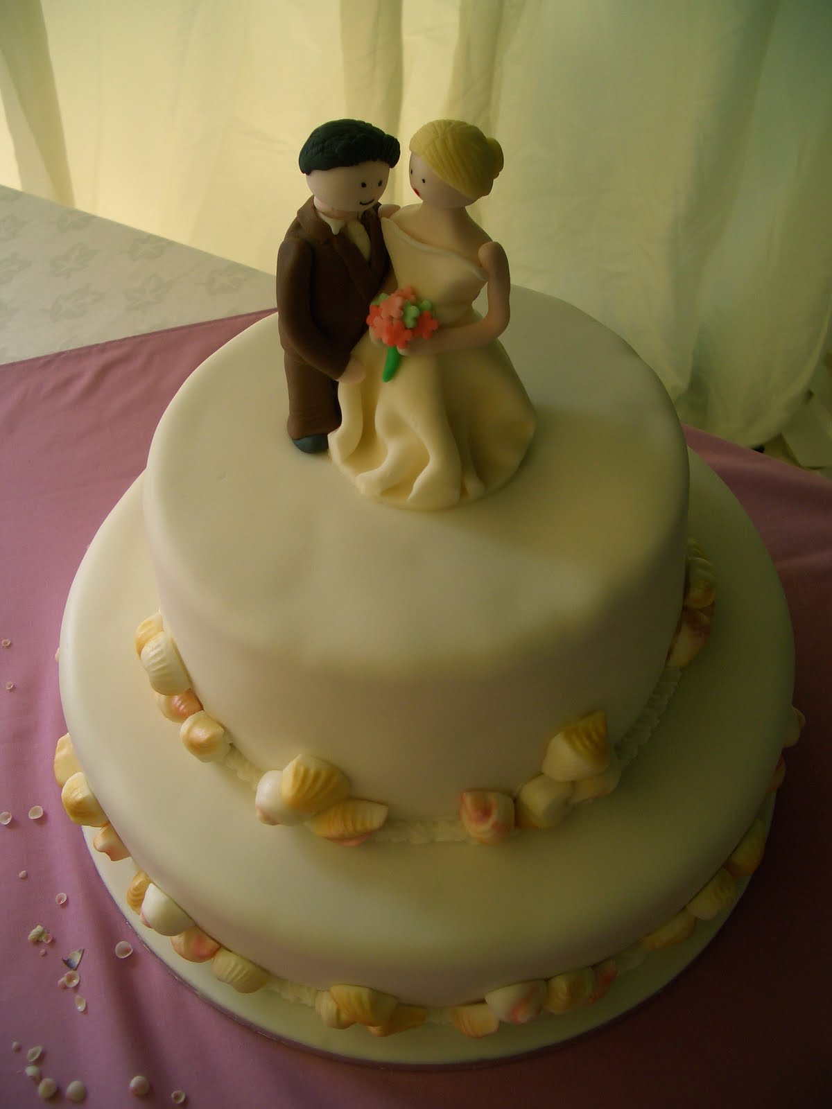 beach wedding cake and mini