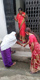 नागरिकों को घर - घर पीला चावल देकर वैक्सीनेशन के लिए किया गया प्रेरित