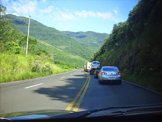 Paisaje de montaña desde la ruta con fila de autos