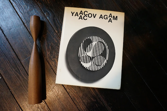 un livre sur l'art cinétique de Yaacov Agam et un chandelier en teck  kinetic art book , teak candlestick vintage 1962 60s 1960s annees 60