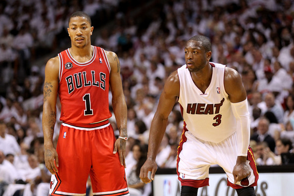 Derrick Rose (Chicago Bulls) et Dwyane Wade (Miami Heat) lors d'un match NBA.