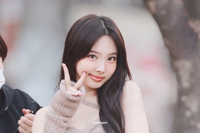 Nayeon, mostrando su belleza juvenil y su maquillaje impecable.