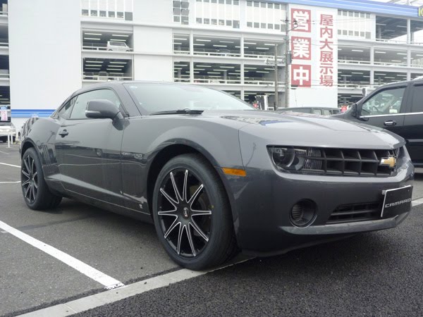 2010 Black Camaro with 20 Blaque Diamond Dust Wheels