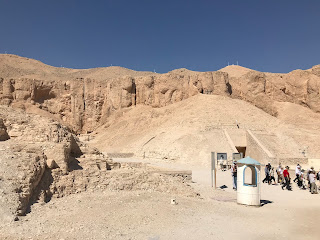 foto da parte externa da tumba de Seti I