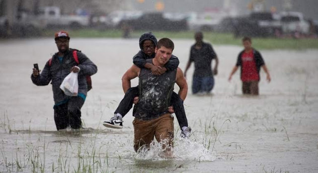 La tormenta 'Harvey' deja al menos siete muertos en Texas: las peores inundaciones aún están por llegar