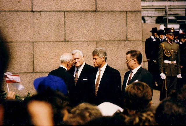 Июнь 1994 года. Бульвар Бривибас, возле монумента Свободы. Официальный визит президента США Клинтона в Ригу. Почетный караул в обновленной форме 