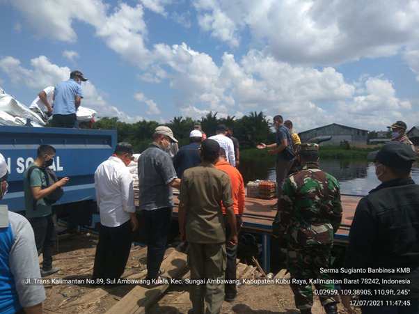 Pasca TMMD Ke-111 Kodim 1207/Pontianak, Babinsa Membantu Penyaluran Bantuan Korban Banjir di Desa Kubu Padi