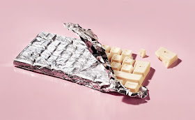 Ne le mangez pas ! J'ai lu une étude qui dit qu'il y a plus de bactéries dans le chocolat blanc que sur le siège des toilettes !